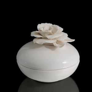 Шкатулка Beige Rose, кремовая с логотипом
