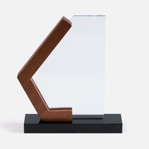 Стела Vinde с логотипом