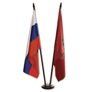 Флаги России и Москвы на напольном флагштоке с логотипом