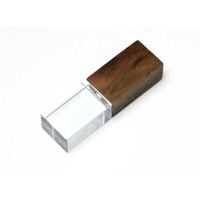 USB-флешка на 64 ГБ прямоугольной формы, под гравировку 3D логотипа, материал стекло, с деревянным колпачком красного цвета, синий с логотипом